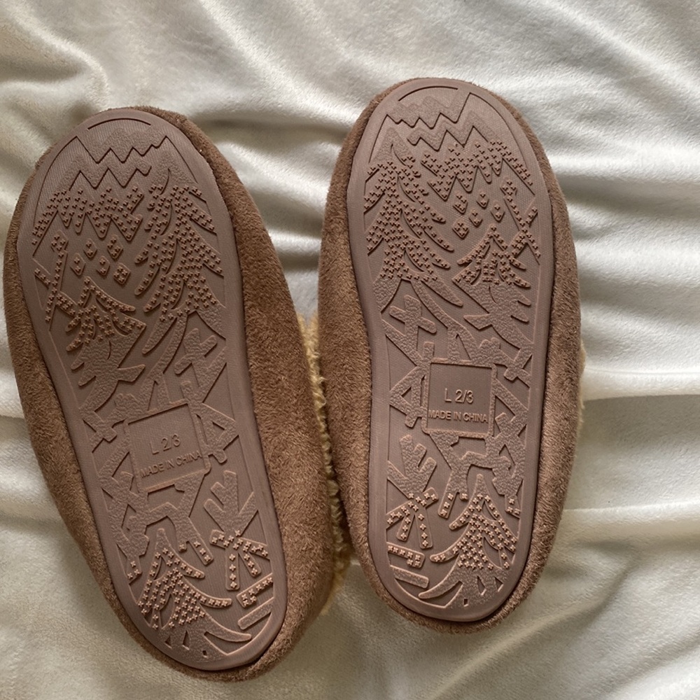 Boys size 2/3 slippers. Like new condition - Picture 3 of 4
